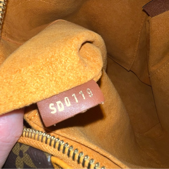 Louis Vuitton V Tote Monogram Canvas and Saffron Leather MM - Picture 14 of 16